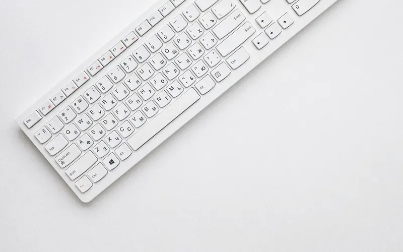 Windows电脑桌面办公场景图